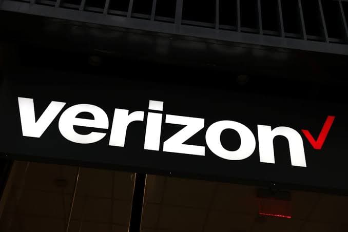Verizon storefront signage during a weekend of wireless and internet service disruptions.