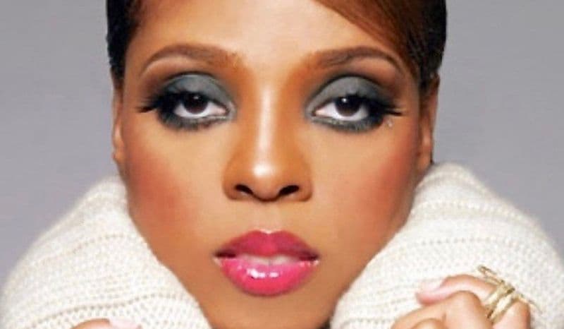 Singer Sparkle Fires Back at Niece’s Claims in R. Kelly Abuse Memoir